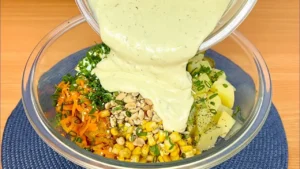 Salada Completa com Molho Cremoso: Receita para Almoços Deliciosos