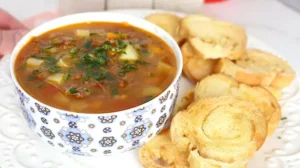 Sopa de Carne com Caldo de Tomate: A Comida que Abraça Você em Dias Frios