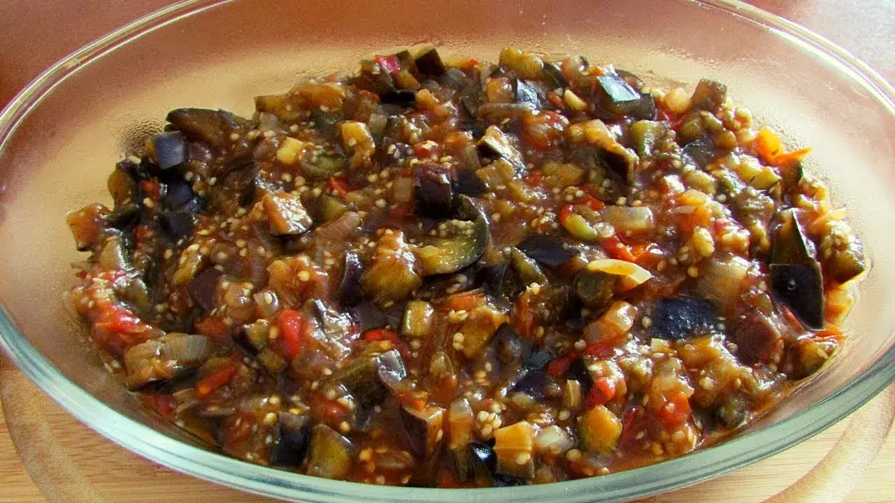 A berinjela refogada é uma receita prática que combina com o dia a dia. Serve...