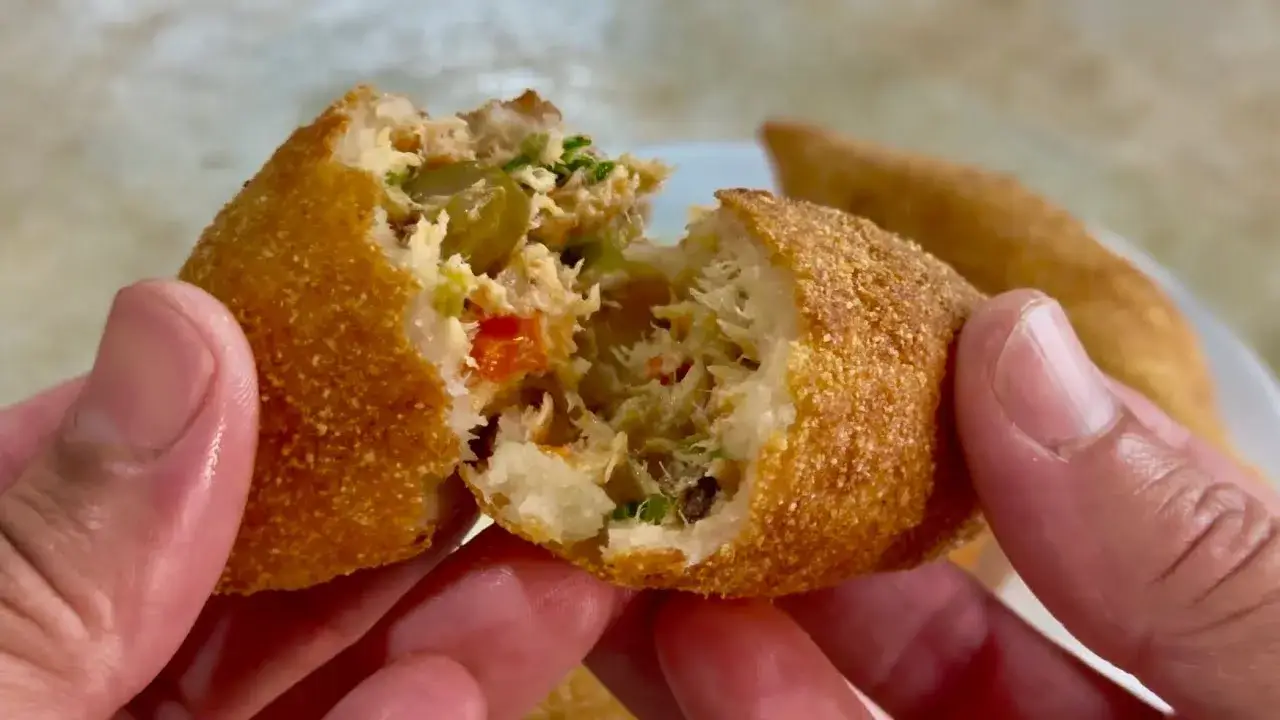 Bolinho de peixe com massa de mandioca bem temperado e crocante