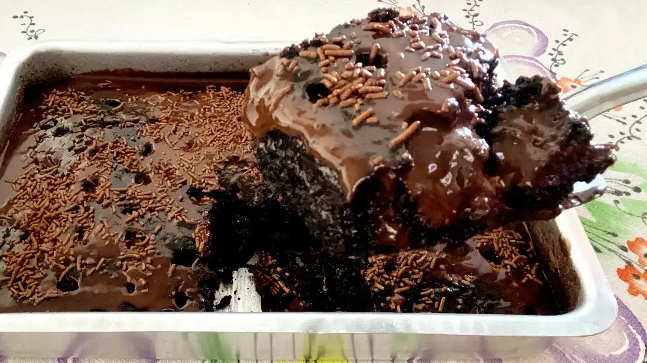 Bolo de Chocolate Quente com Calda e Ganache: Receita Fácil e Molhadinha
