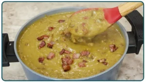 Caldo de Ervilha Cremoso com Calabresa e Bacon: Receita Fácil Para Dias Frios