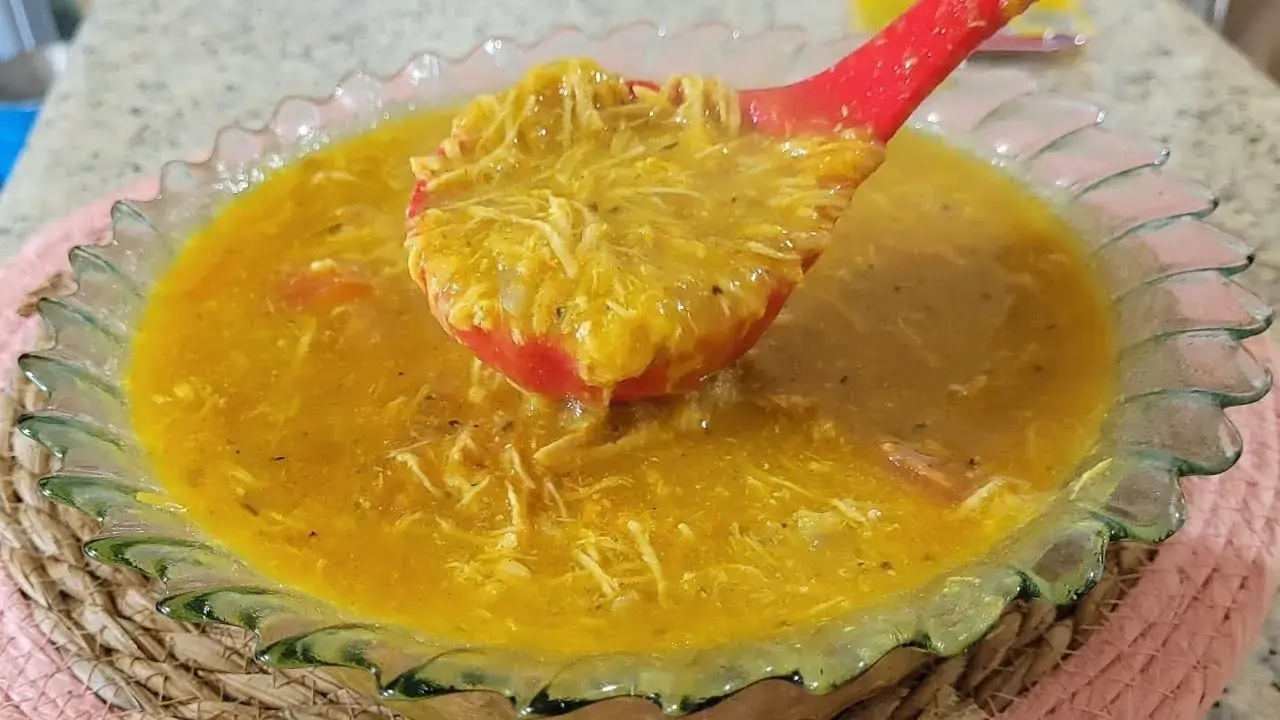 Caldo de Frango Cremoso Com Mandioca Para os Dias Frios