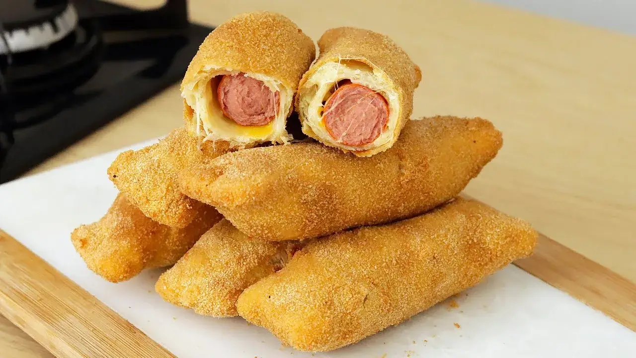 Enroladinho de Salsicha Frito Com Massa com Poucos Ingredientes