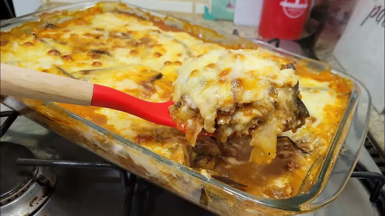 Lasanha de Berinjela Com Molho Branco Cremoso e Carne Moída