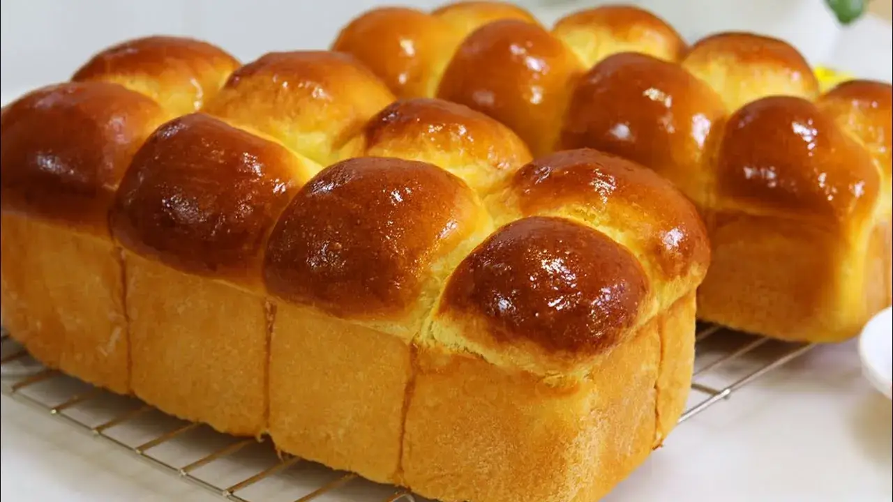 O pão brioche é um pão macio, fofinho e com sabor levemente adocicado, perfeito para...