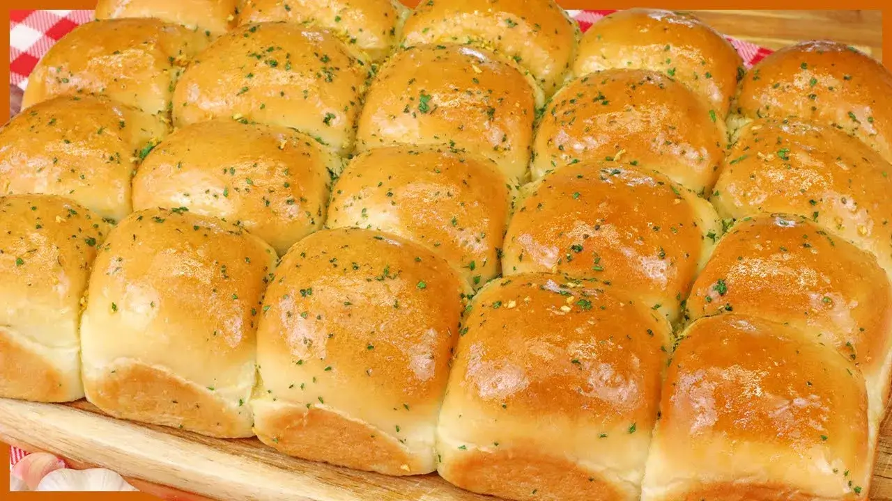 Esse pão de alho diferente é perfeito para servir como entrada, acompanhamento para churrascos ou...