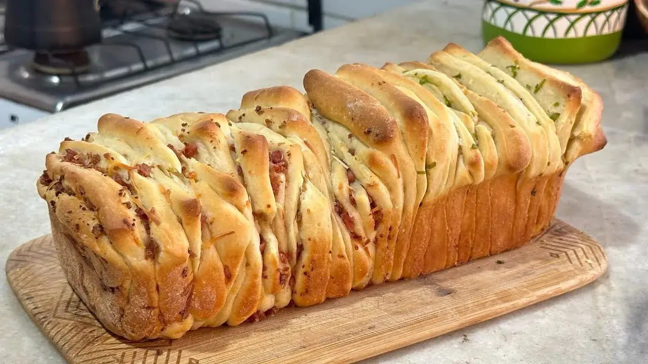 Pão que já sai fatiado do forno com dois sabores: receita de pão sanfonado