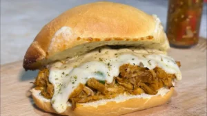Sanduíche com Carne Suína Desfiada na Pressão: fácil e cheio de sabor