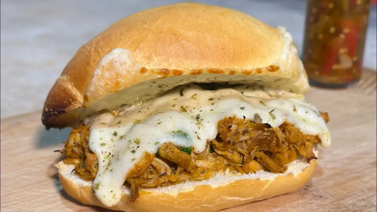 Sanduíche com Carne Suína Desfiada na Pressão: fácil e cheio de sabor