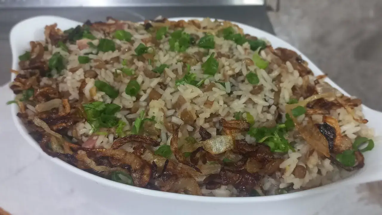 O arroz com lentilha, bacon e cebola caramelizada é uma receita clássica para a virada...