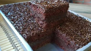 Bolo Nuvem de Chocolate Gelado: Receita Fácil e Macia