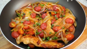 Frango Suculento com Cebola e Tomatinho Cereja na Frigideira