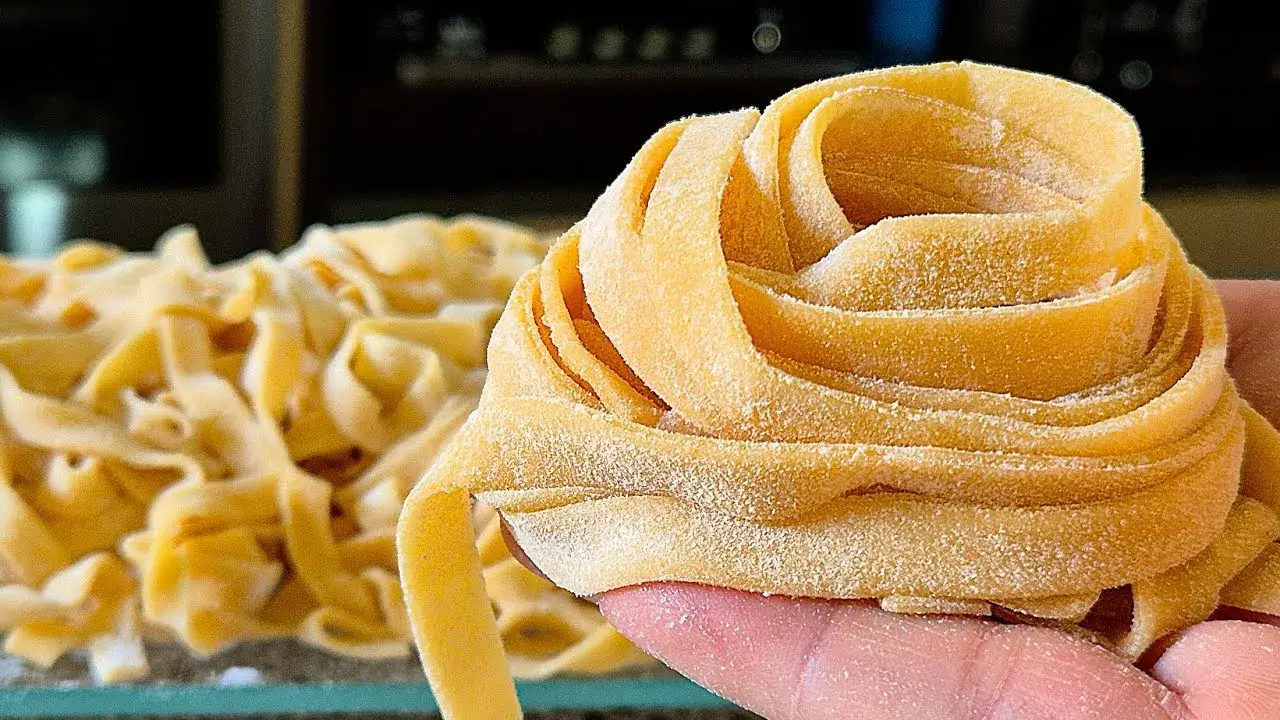 O macarrão caseiro é uma receita clássica e prática para quem deseja preparar um macarrão...
