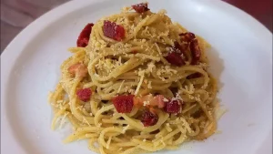 Macarrão à Carbonara Cremoso com Queijo Parmesão e Bacon