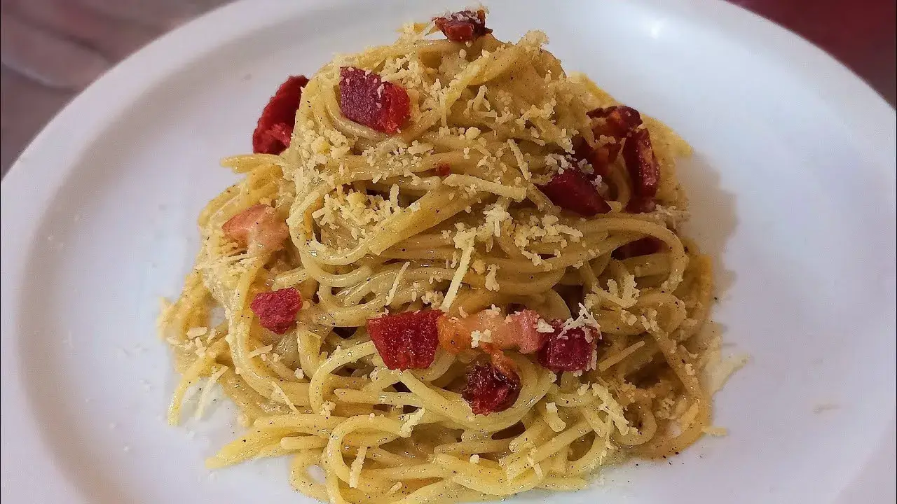Macarrão à Carbonara Cremoso com Queijo Parmesão e Bacon