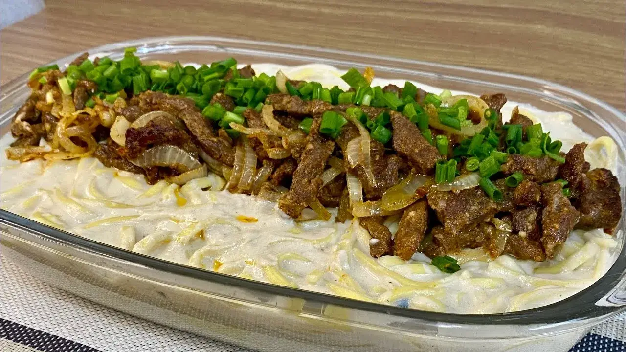 Macarrão com Molho Branco e Bife Acebolado: Receita Tradicional e Saborosa
