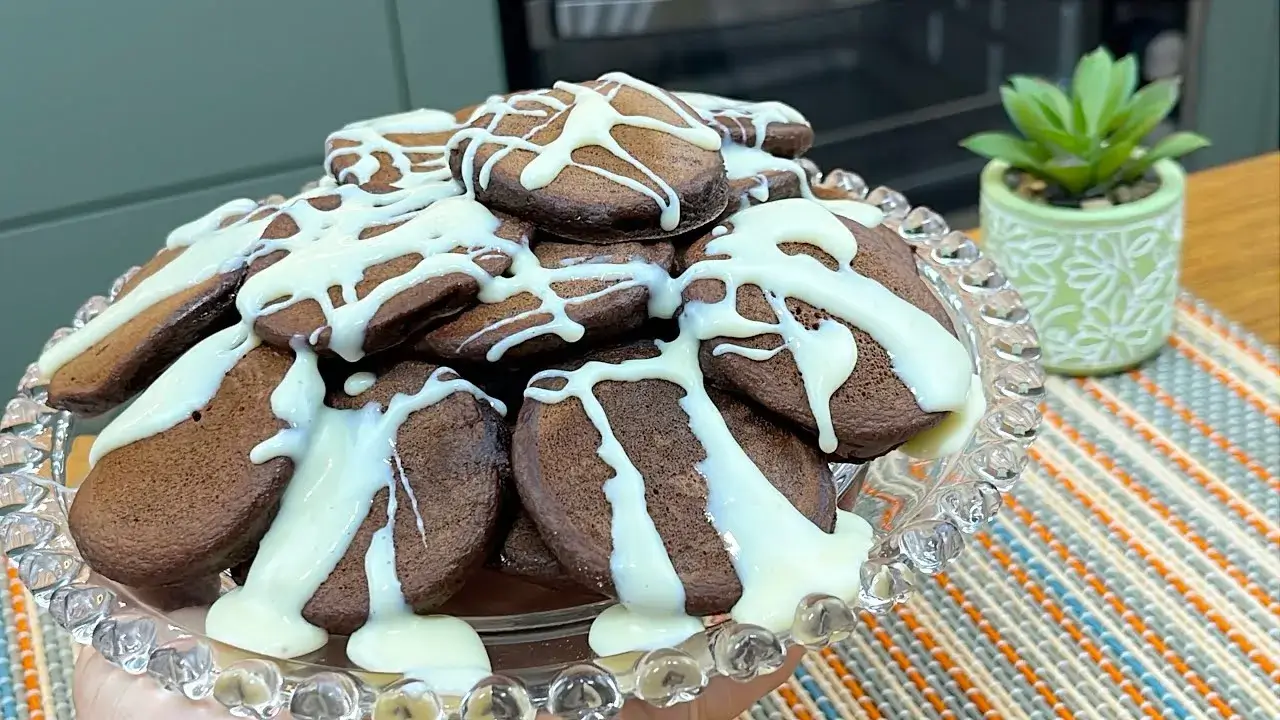 Mini Panquecas de Chocolate com Calda de Leite Ninho