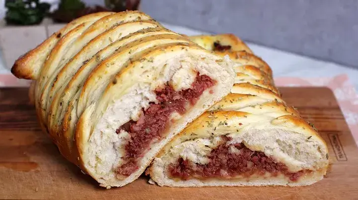Aprenda a fazer um pão de calabresa caseiro com recheio molhadinho, saboroso e fácil de...