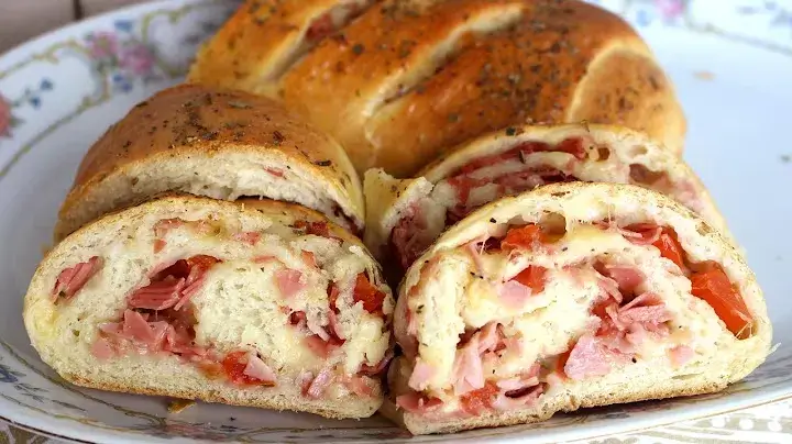 O pão de frios é um clássico de padaria, perfeito para servir no café da...