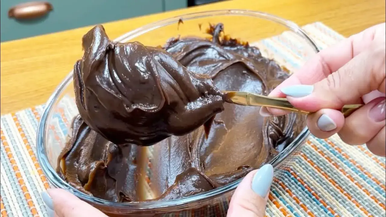 O recheio base de brigadeiro é super cremoso e versátil, ideal para bolos, tortas, sobremesas...