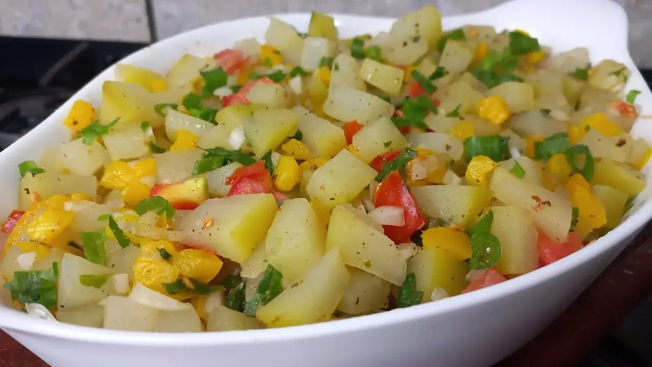 A salada de mamão verde é uma opção fresca e nutritiva, perfeita para acompanhar refeições...