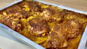 Sobrecoxa Assada com Batata e Cebola: Já Faça essa Receita