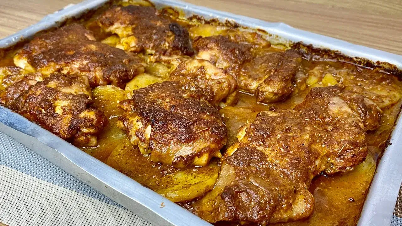Sobrecoxa Assada com Batata e Cebola: Já Faça essa Receita