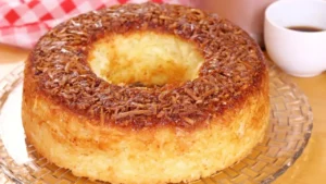 Bolo de Aipim com Calda de Caramelo