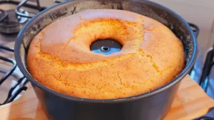 Bolo de Fubá Sem Trigo com Leite Quente