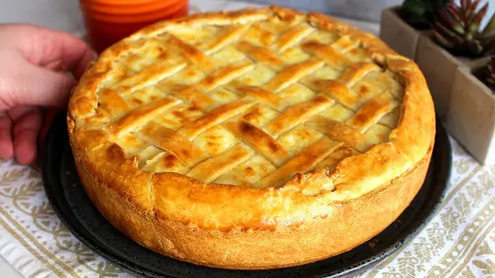 O empadão de frango com palmito é uma torta cremosa e saborosa, perfeita para servir...