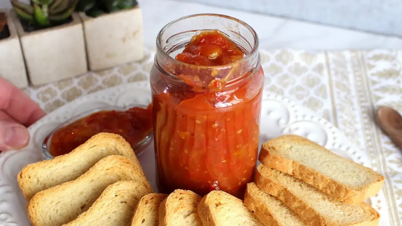 A geleia de tomate é uma opção simples, prática e muito versátil para transformar qualquer...
