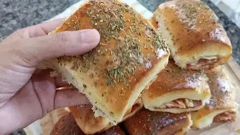 Aprenda a fazer joelho de calabresa, uma receita prática e saborosa. Essa massa é macia,...