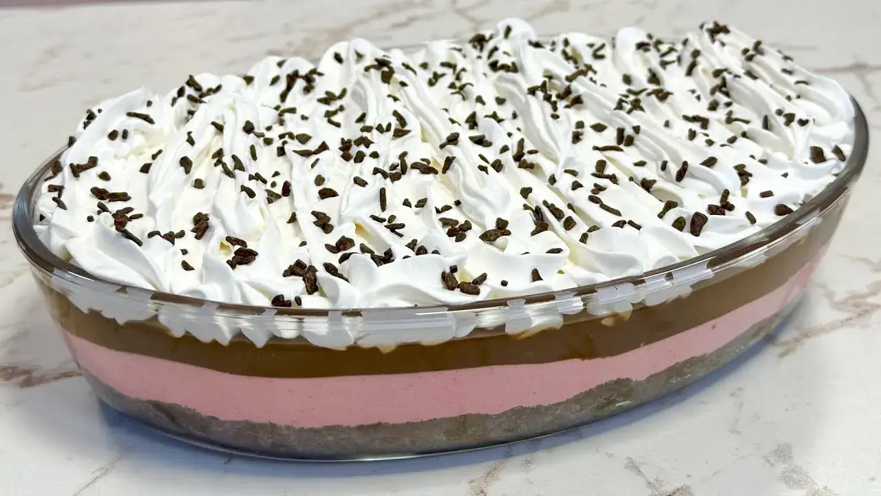 A sobremesa Cutuca Cunhada é uma delícia que combina bolo de chocolate, mousse sabor morango,...