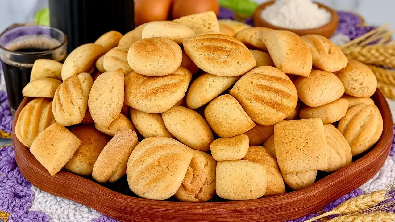 A receita de biscoito de nata é ideal para o lanche ou para acompanhar um...