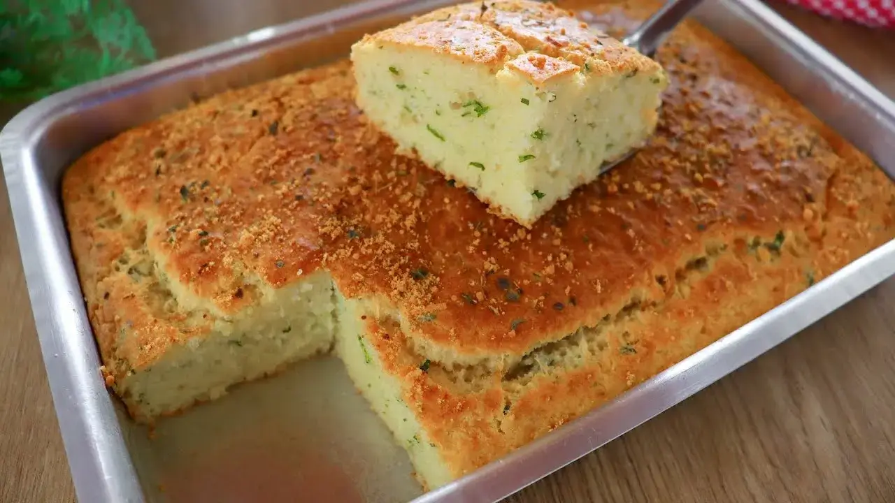 O bolo salgado é uma opção prática e saborosa para o lanche da tarde ou...