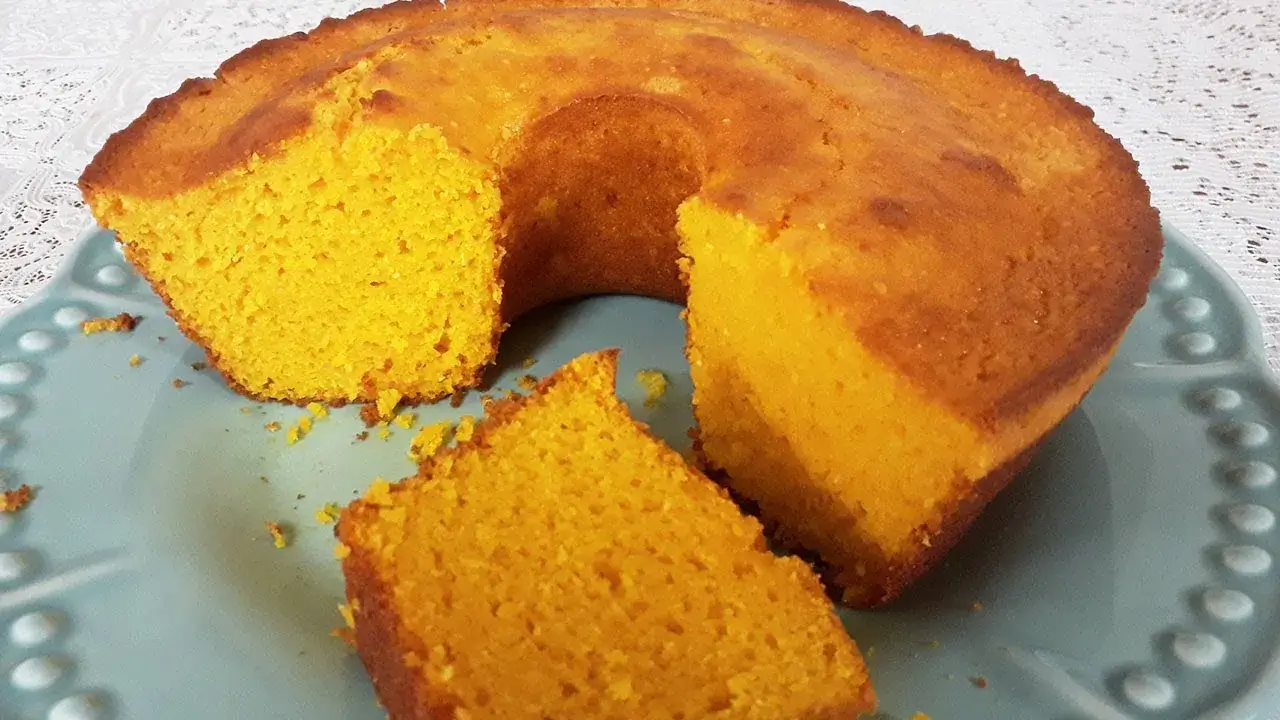 O bolo de abóbora com coco é uma daquelas receitas caseiras que enchem a cozinha...