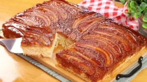 Bolo de Banana Caramelizada com Massa Manteigada
