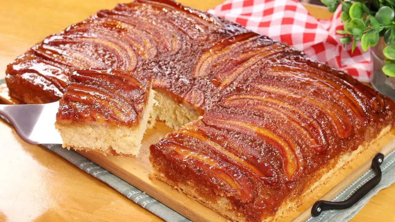 O bolo de banana caramelizada é uma sobremesa deliciosa, ideal para servir como lanche ou...