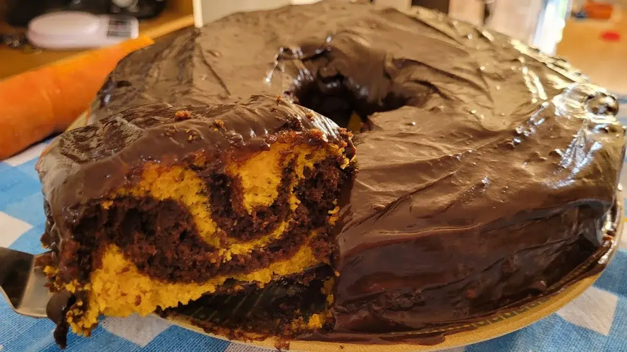 O bolo de cenoura mesclado com chocolate é uma opção prática e deliciosa para qualquer...