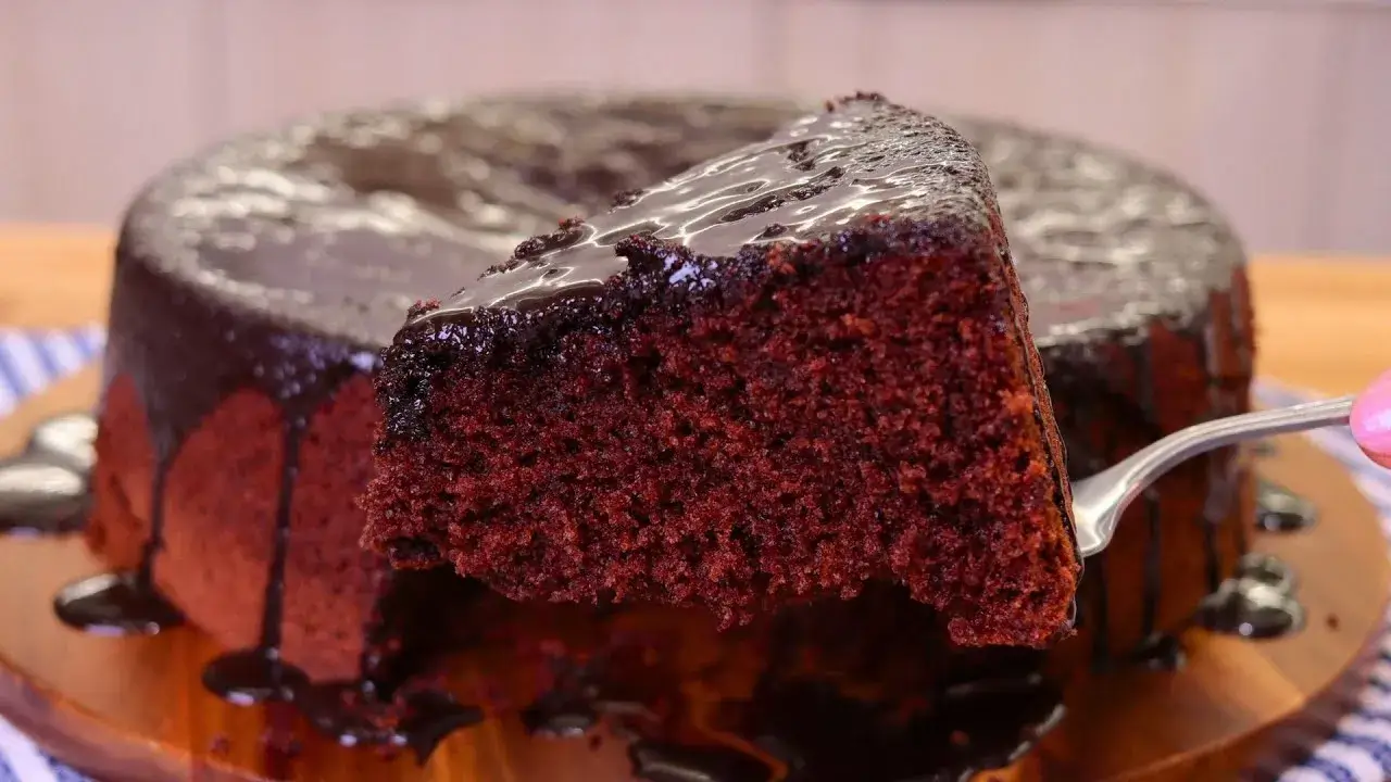 Aprenda a fazer um bolo amanteigado de chocolate clássico, bem macio e saboroso, perfeito para...