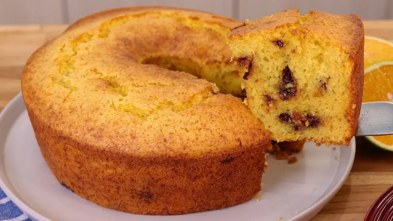 O bolo de laranja com chocolate é uma opção deliciosa para o café da manhã,...