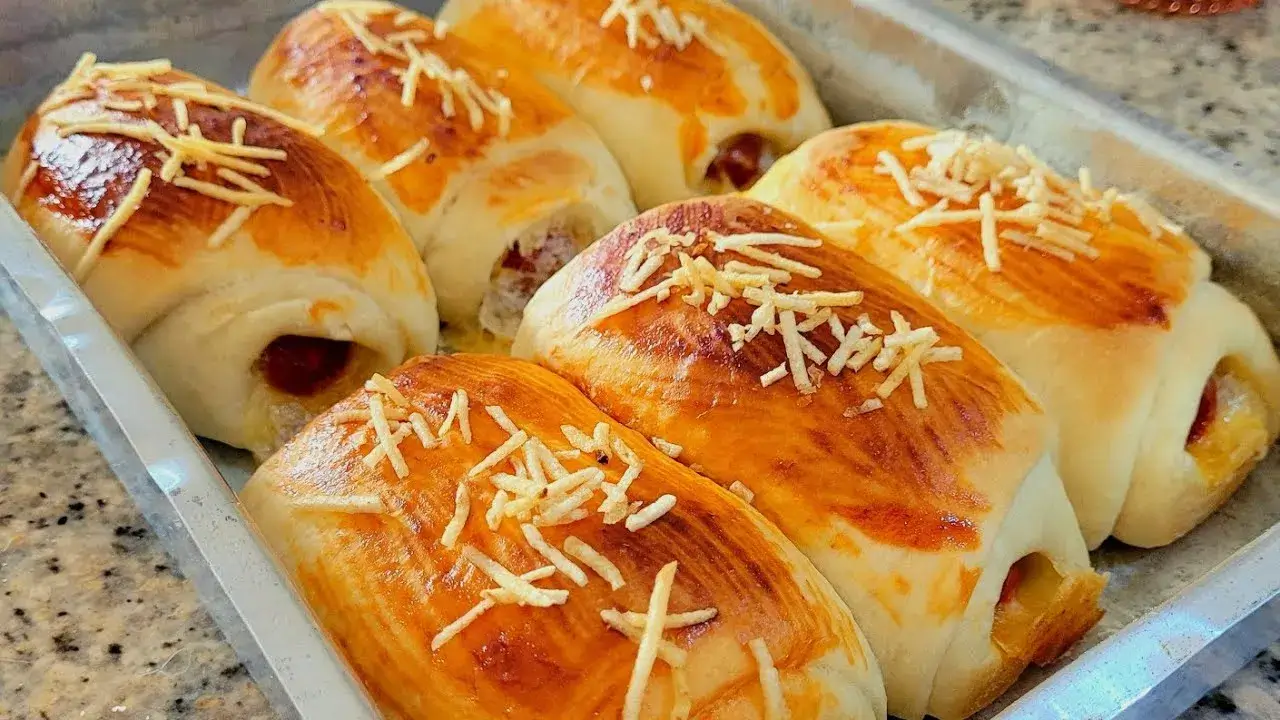 Os enroladinhos de salsicha assados são perfeitos para lanches rápidos, festas ou até um café...