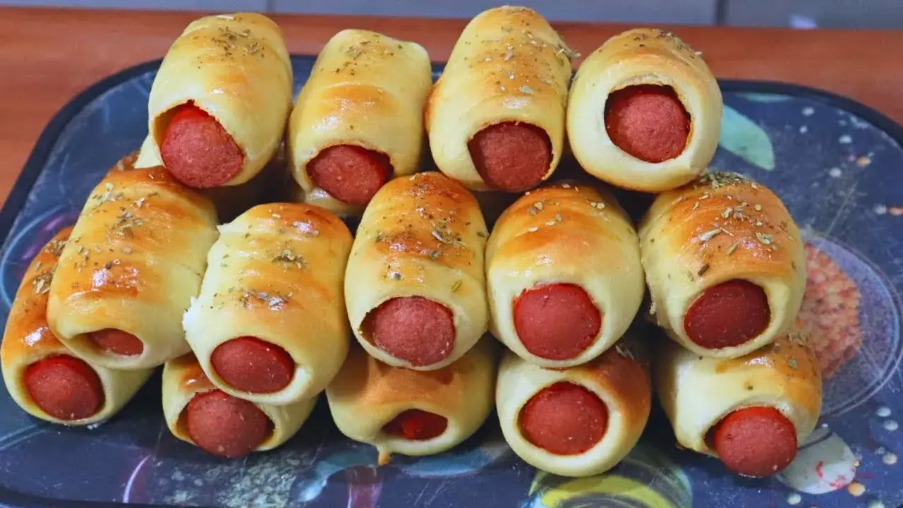 O enroladinho de salsicha é uma receita prática e deliciosa, perfeita para lanches em família,...