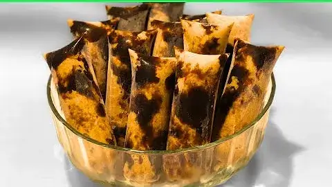 O geladinho gourmet de doce de leite com calda de ameixa é uma sobremesa cremosa...