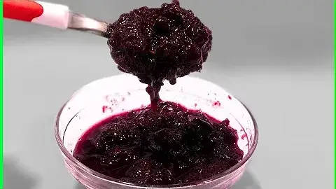 A geleia de uva roxa é perfeita para acompanhar sorvetes, pães, bolos ou mesmo para...