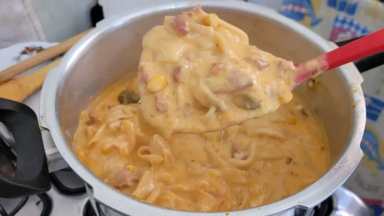 O macarrão cremoso na panela de pressão é uma opção prática e saborosa para qualquer...