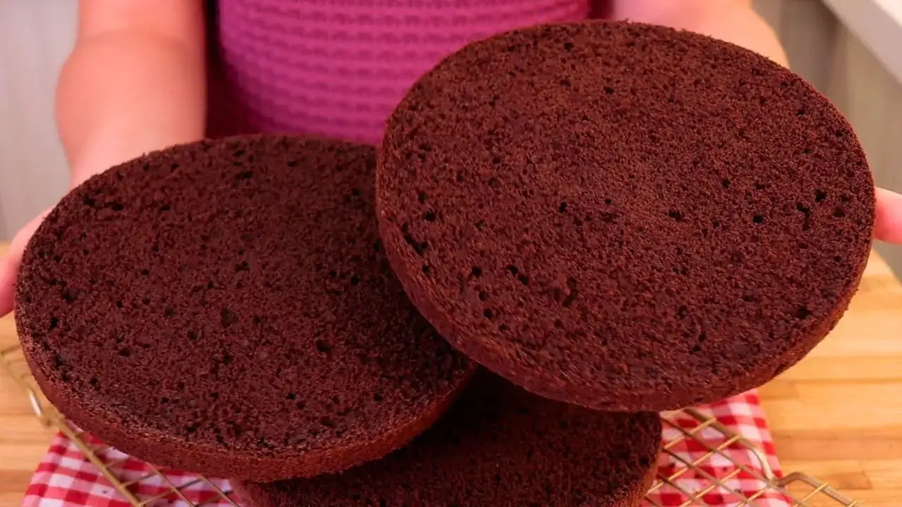 O pão de ló de chocolate é uma massa leve, fofinha e escura, perfeita para...