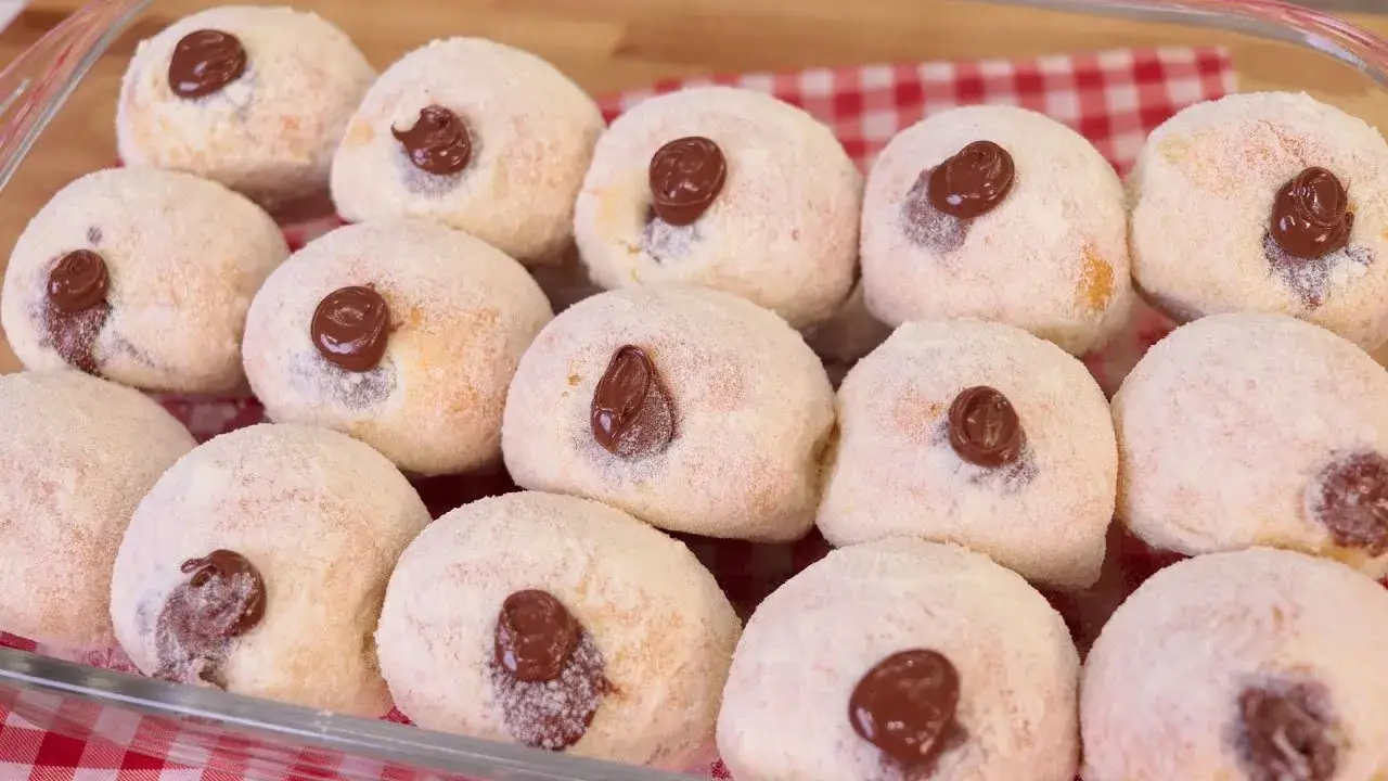 Aprenda a fazer o pãozinho lua de mel, um pão doce super macio, molhadinho e...