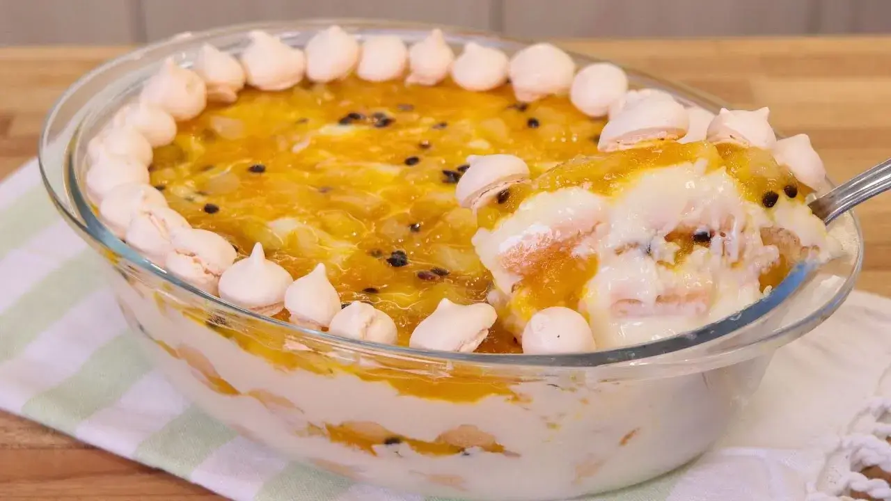 O pavê com creme quatro leites e frutas amarelas é uma sobremesa deliciosa, cremosa e...